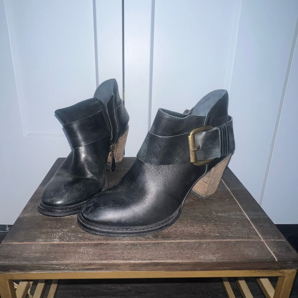 Steven by Steve Madden Farlow  Leather Ankle Heeled Bootie Size 8